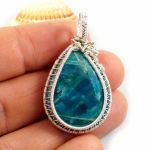 Apatyt, srebrny wisior z apatytem łezka - wisiorek na dłoni