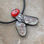 Mucha, którą da się lubić III - wisior z muchą