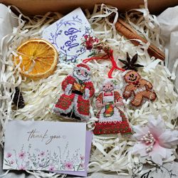 Zestaw świątecznych haftowanych zawieszek na choinkę -Mikołaj, Pani Mikołajowa, Pierniczek.