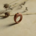 Drewniany pierścionek z drobnym ametystem - drewniany pierścionek