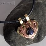 Tarczowiec z lapisem - metalowy wisior z niebieskim kamieniem