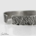 Kamień - metalowa bransoletka (2000-15) - Bransoletka w kolorze srebra