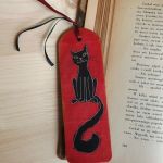 Zakładki malowane - Koty w czerwieni - kotek czarny na szerokiej zakładce