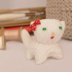 Kotek z kokardką biały