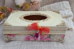 Elegancki, ręcznie zdobiony chustecznik w stylu shabby chic