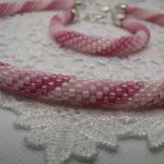 Komplet koralikowo-szydełkowy w odcieniach różu - 