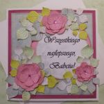 Kartka dla babci - różowe kwiatki (1) - Do karteczki dołączam odpowiednią kopertę w kolorze ecru. Całość zapakowana jest w folię ochronną.