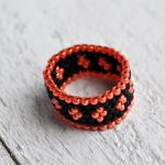Pierścionek koralikowy pomarańczowo-czarny 2 - pierścionek-obrączka z koralików