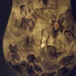 lampion-wazon szklany z fiołkami - w ciemności