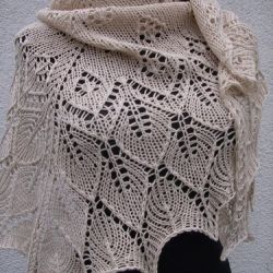 Ciepła ażurowa chusta merino