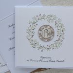 Eleganckie zaproszenia komunijne wianuszek 1 - zaproszenia białe komunia 1
