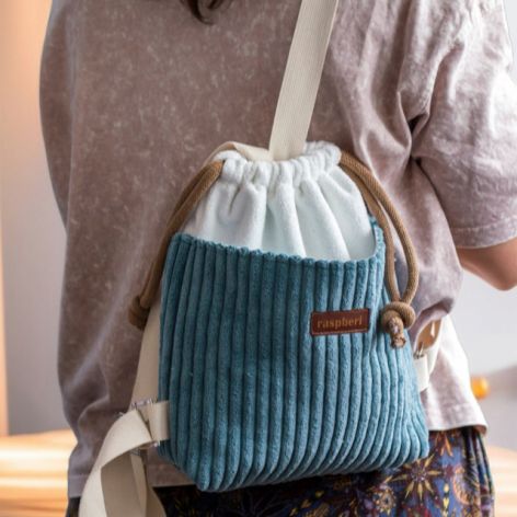 Mały plecak worek z niebieskiego sztruksu