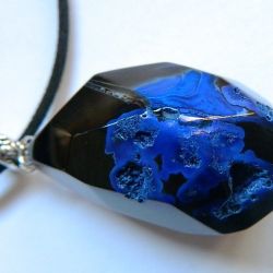 Kobaltowy agat w onyksie, fasetowany kamień