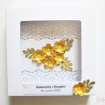 Kartka ŚLUBNA z żółtymi kwiatami #1 - Biało-żółta kartka ślubna w ozdobionym pudełku