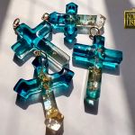 Cross V - wisiorek z żywicy - 