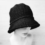Czarny kapelusz w stylu art deco, robiony szydełkiem - kapelusz robiony szydełkiem