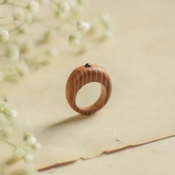 Drewniany pierścionek z drobnym ametystem