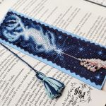 Ręcznie haftowana zakładka do książki z zaklęciem ochronnym Harry’ego Pottera. - 