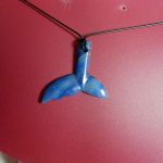 Agat niebieski, oryginalny wisiorek w kształcie płetwy - 