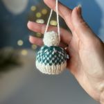 Ozdoba choinkowa, biało-ciemnozielona - Ozdoba choinkowa, zawieszka, mini-czapeczka, biało-ciemnozielona