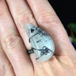 Srebrny pierścionek z kwarcem z turmalinem - pierścionek na dłoni