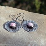 Szklanookie w bladym różu - wiszące rustykalne kolczyki