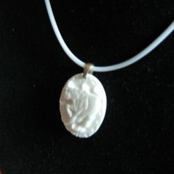 Wisiorek z białego jadeitu, płaskorzeźba byk, medalion