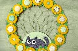 Kotek szaraczek wśród kwiatów - dekoracja ścienna