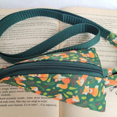 Etui na klucze: liski na zielonym