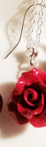 Czerwone róże, delikatny zestaw biżuterii z różyczkami