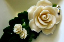 Kremowe róże z korala, wisior i kolczyki, srebro