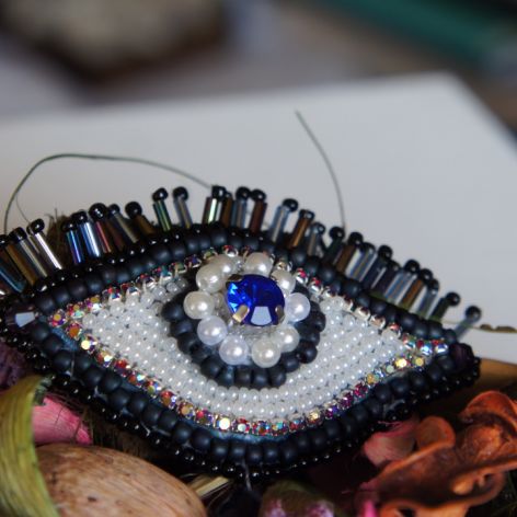 Ręcznie robiona broszka z motywem złego oka