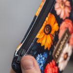 Etui na klucze z czarnego weluru w kolorowe kwiaty II - 