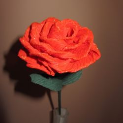 Róża czerwona ze złotym brokatem