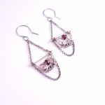 Sourire - Srebrne kolczyki wire wrapping z granatem – eleganckie wiszące kolczyki - Srebrne kolczyki wire wrapping z granatem