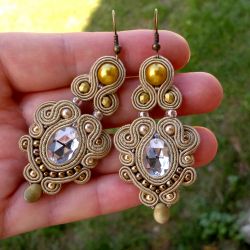 Kolczyki sutasz w kolorze złota