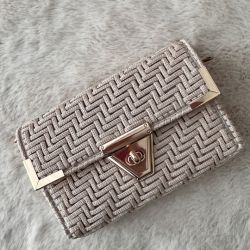 Beżowa pleciona torebka handmade z złotym łańcuszkiem – elegancka torebka damska na co dzień i okazje