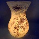 lampion-wazon szklany z fiołkami i konwaliami - w ciemności
