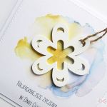 Kartka ŚLUBNA z kwiatkiem 1 - koperta - Pamiątka ślubu z drewnianym kwiatkiem