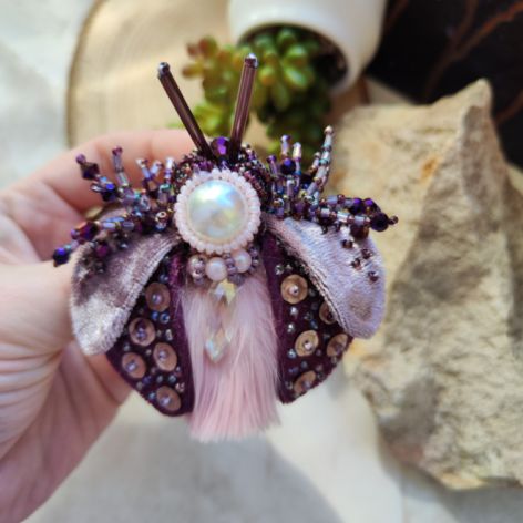 broszka żuk rękodzieło pełne detali