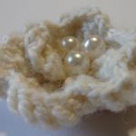 Broszka - biała gardenia z trzema perłami - Trzy perły