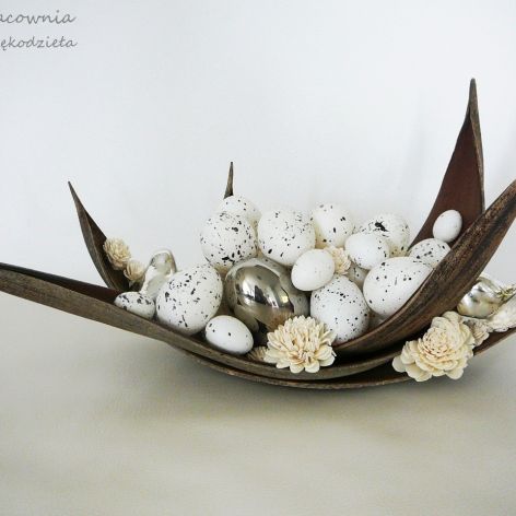 Gniazdo ze srebrnymi ptakami