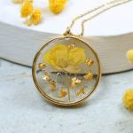 Naszyjnik z żywicy z żółtym kwiatem i płatkami złota - naszyjnik kwiaty w żywicy