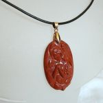 Antystresowy czerwony jaspis mokait, płaskorzeźba Anioł, wisior - 