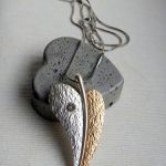 Długi naszyjnik z sercem srebrno-złotym - Z bliska