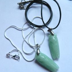 Cykada z jasno zielonego jadeitu, wisiorek na łańcuszku lub sznureczku