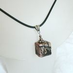 Rodonit naturalny, kamień równowagi - wisiorek dla minimalistki - 