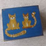 Pudełko malowane duże - Koty w błękicie - kotki ochra złocista pasiaste