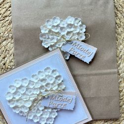 020,kartka na ślub w pudełku z kwiatowym sercem i torebką