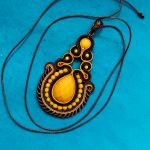 Naszyjnik-wisior sutasz w kolorze Brązowym i żółtym - 